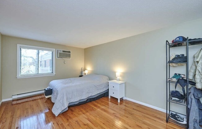 2 beds, 1 bath, 906 sqft, $2,300, Unit 215