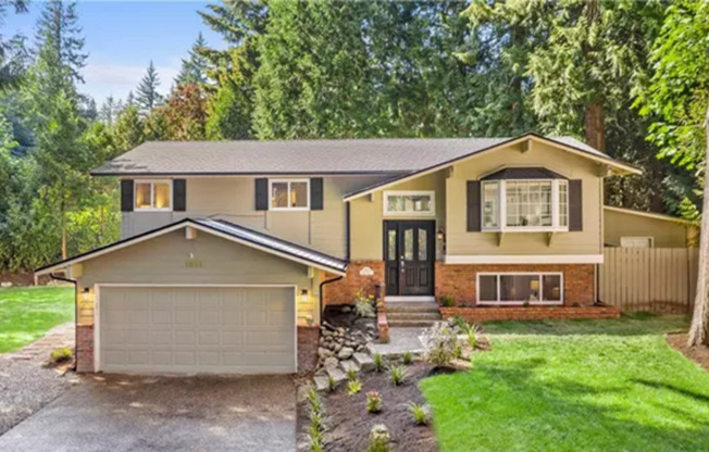 Beautifully refreshed gem with 4 beds and 2 baths in Sammamish!!!