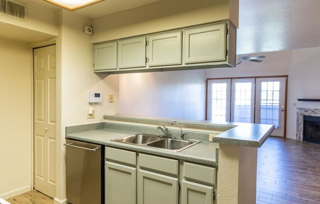 Beautifully updated 2 bed 2 bath townhouse located in Tempe resort-style gated community!