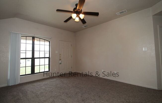 3 beds, 2 baths, $1,200, Unit Unit B