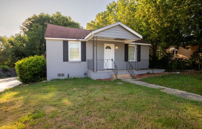 Convenient 2/1 home in the middle of town!