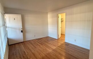 W1317 -  Hudson's Bay Court