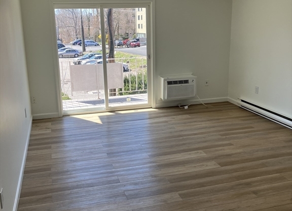 1 bed, 1 bath, 700 sqft, $1,950, Unit 25