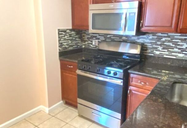 2 beds, 1 bath, 924 sqft, $1,300, Unit Unit 2