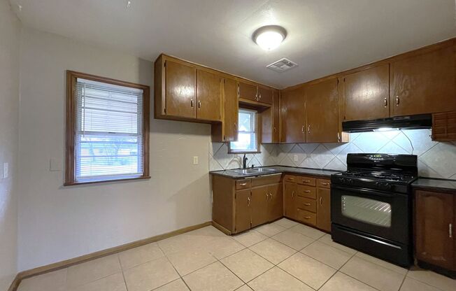 Midwest City Gem: Cozy 2BR Bliss Awaits You! ***Ask us about our $350 Off Move In Special!!***