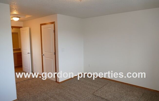 3 beds, 2.5 baths, $1,950, Unit 8032