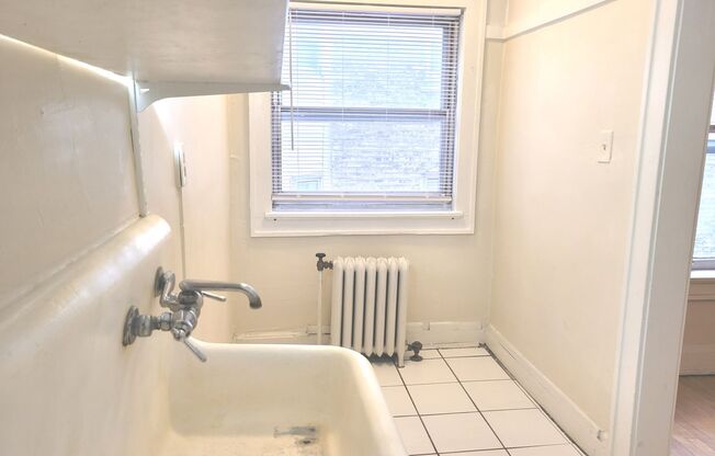Studio, 1 bath, $875, Unit 25