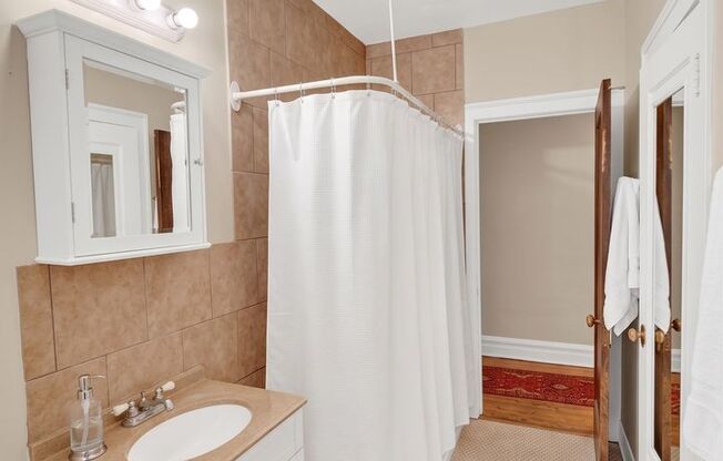 3 beds, 1 bath, 1,300 sqft, $2,900, Unit 2S