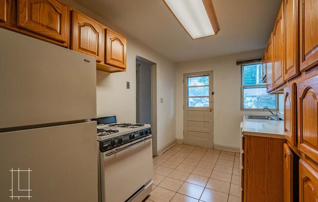 3 beds, 1 bath, $1,800, Unit 1212 Dennison Ave