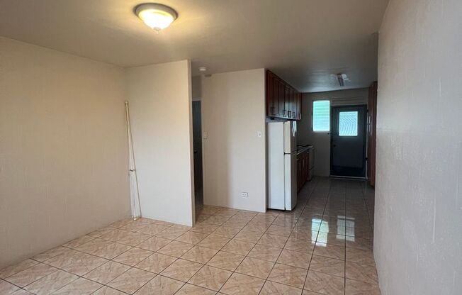 2 bedroom, 1 bath, 1 parking in Makiki!