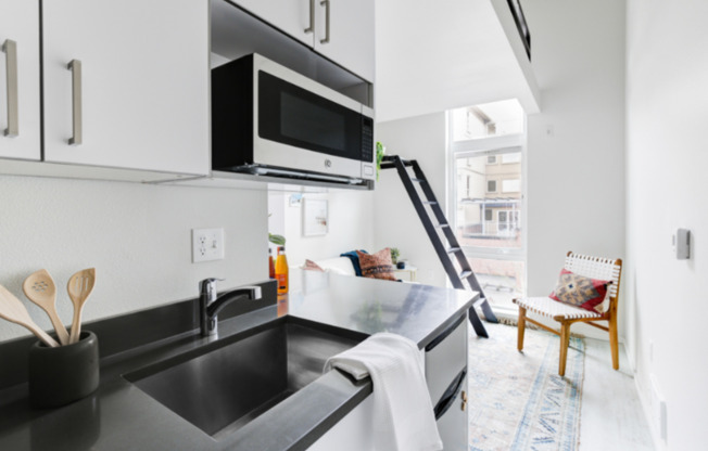 Studio, 1 bath, 190 sqft, $850, Unit 405
