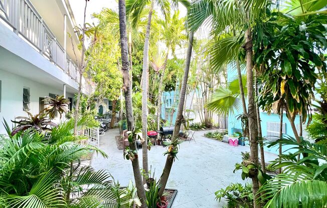 Beautiful studio apartment in the heart of South of Fifth, completely remodeled & steps from the beach!