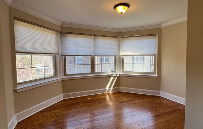 Spacious 2 Bed / 1.5 Bath Condo in Merion Manor!