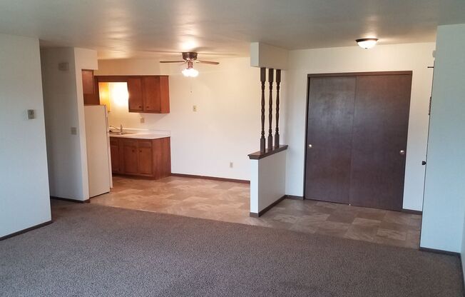 2 beds, 1 bath, $855, Unit 01