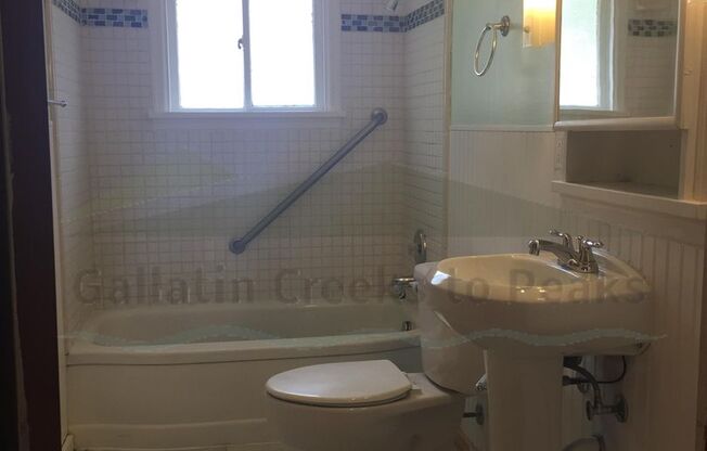 2BD/1BA Rustic Home Near Campus