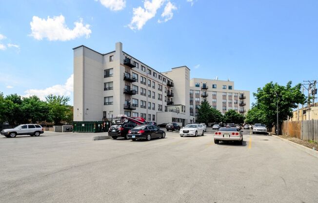 Studio, 1 bath, 353 sqft, $1,600, Unit 605