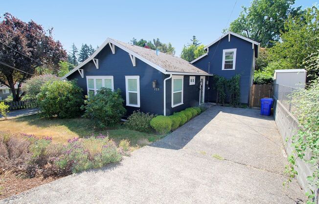 Remodeled 3 Bedroom Burlingame Cottage with Gorgeous Yard