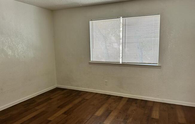 2 beds, 1 bath, 958 sqft, $795