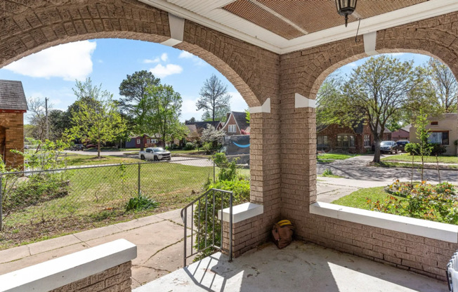 Beautiful 2 Bedroom with Large Mature Trees
