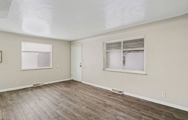 Front Unit - Duplex - 4bed 2bath - Finished Basement! **Special**