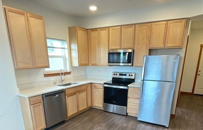 3 beds, 1 bath, $2,495, Unit 1210 #304