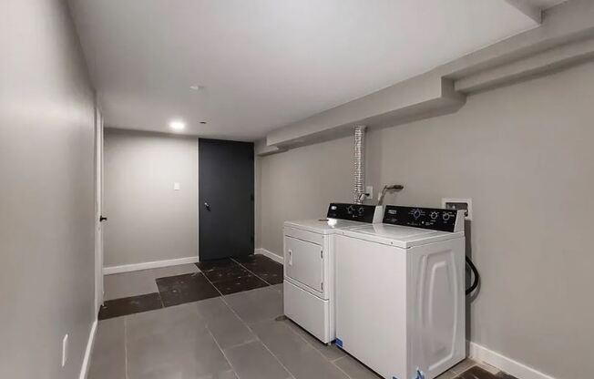 2 beds, 1 bath, $3,900, Unit 1L