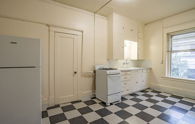 Avenue Building: Centrally located in University District!