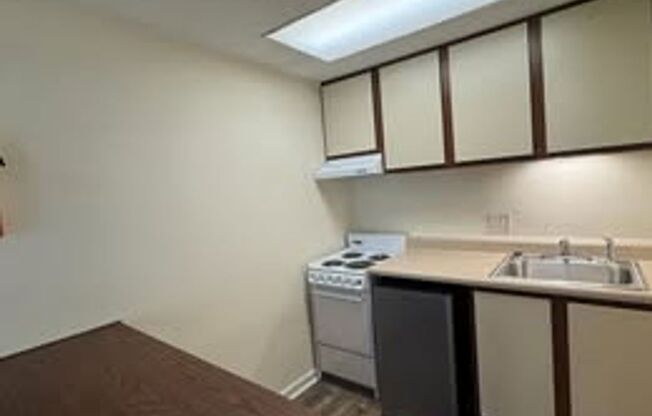 Studio, 1 bath, $895, Unit 905