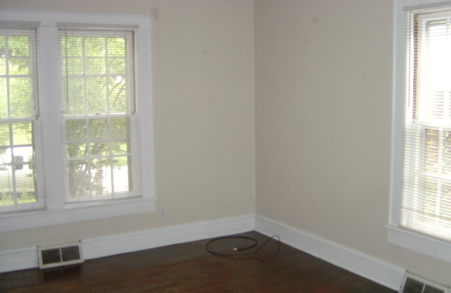 One Bedroom Apartment Near UNCG & Downtown - Water & Lawncare Included!