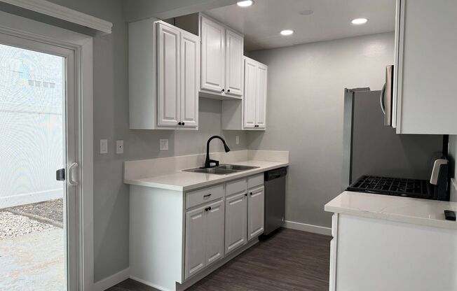 2 beds, 1.5 baths, 1,055 sqft, $3,095, Unit R085