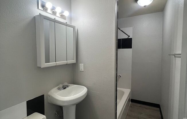 1 bed, 1 bath, 500 sqft, $1,050, Unit 32-B