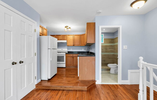 537 E GIRARD
