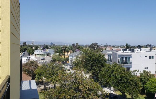 2131 CARMONA AVE