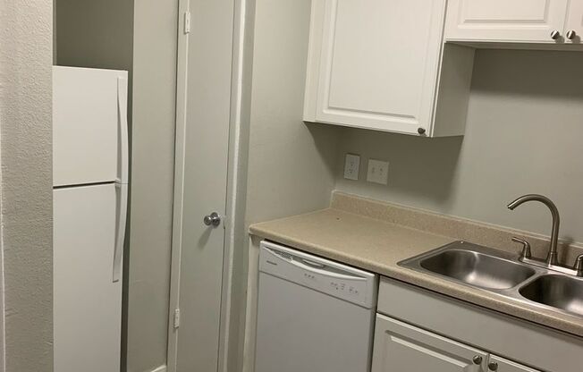 1 bed, 1 bath, 633 sqft, $1,350, Unit 323