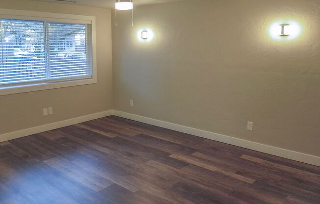 Updated 2 Bedroom Duplex in Salem Available April ***
