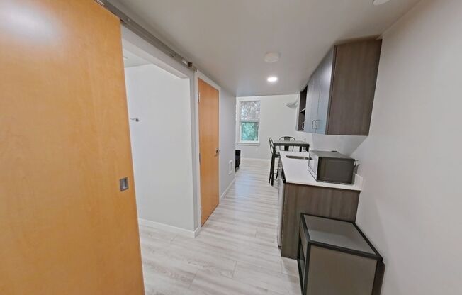1 bed, 1 bath, 424 sqft, $1,275, Unit 115