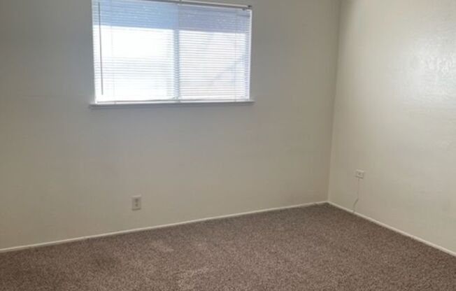 2 beds, 1 bath, 875 sqft, $1,055