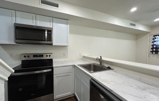 PROMO $250 Admin Fee Waived!! Experience Comfort and Convenience in this Lovely 3BR Condo / Pet Friendly! / Available NOW!!