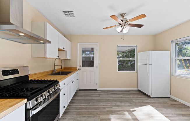 Remodeled 2 bedroom 1 bath duplex located near the Duckpond area