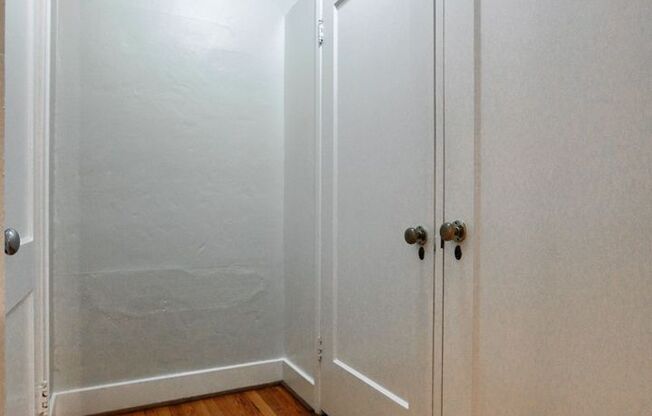 Studio, 1 bath, 425 sqft, $1,300, Unit 102
