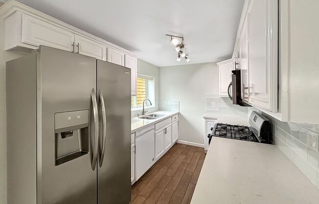 Charming 3BD/1BA Condo in University Heights W/ Shared Backyard, Detached Garage, & Shared Laundry Room!