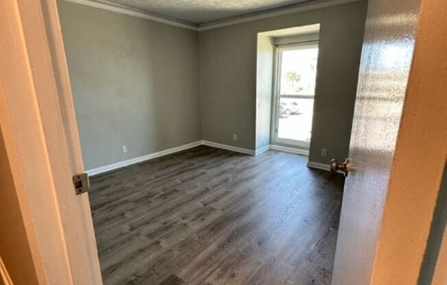 2 beds, 1 bath, $2,050, Unit #6393