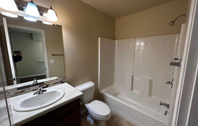 3 beds, 2 baths, 1,194 sqft, $1,595, Unit Unit 8