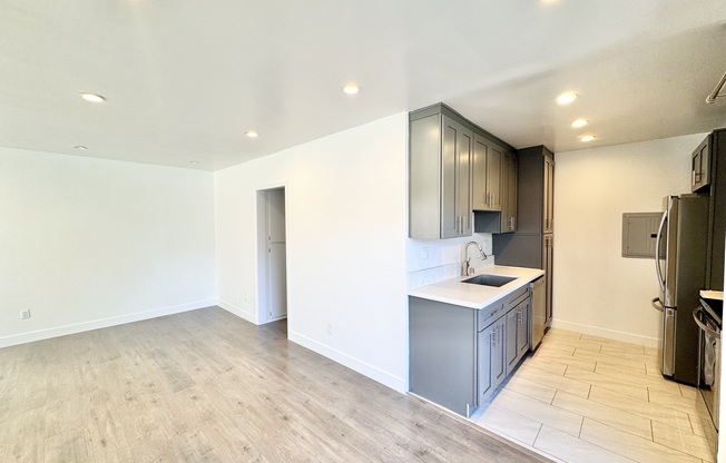 1948 S RIMPAU BLVD