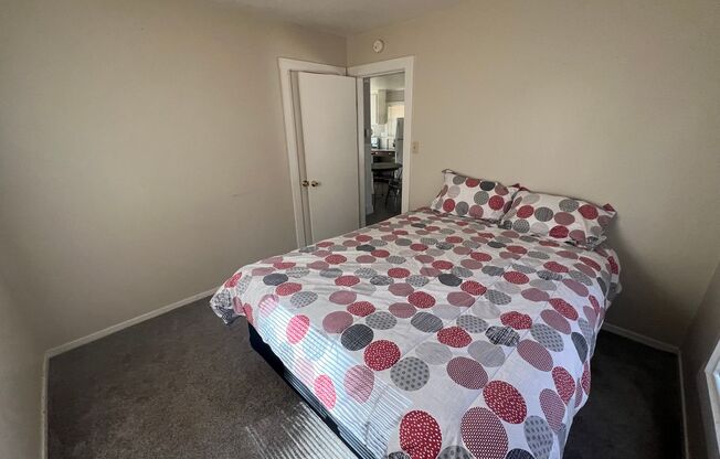 2 beds, 1 bath, $1,900