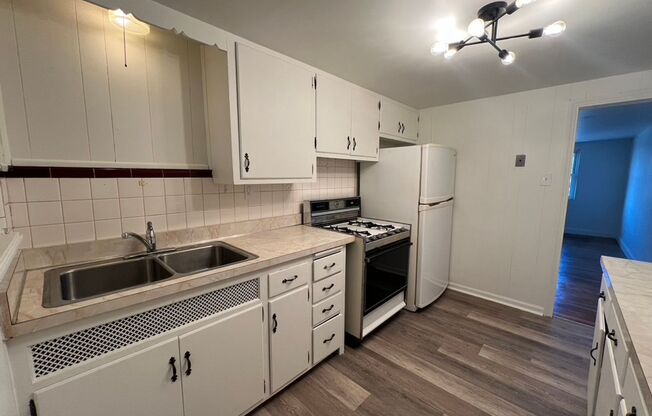 2 beds, 1 bath, $1,325