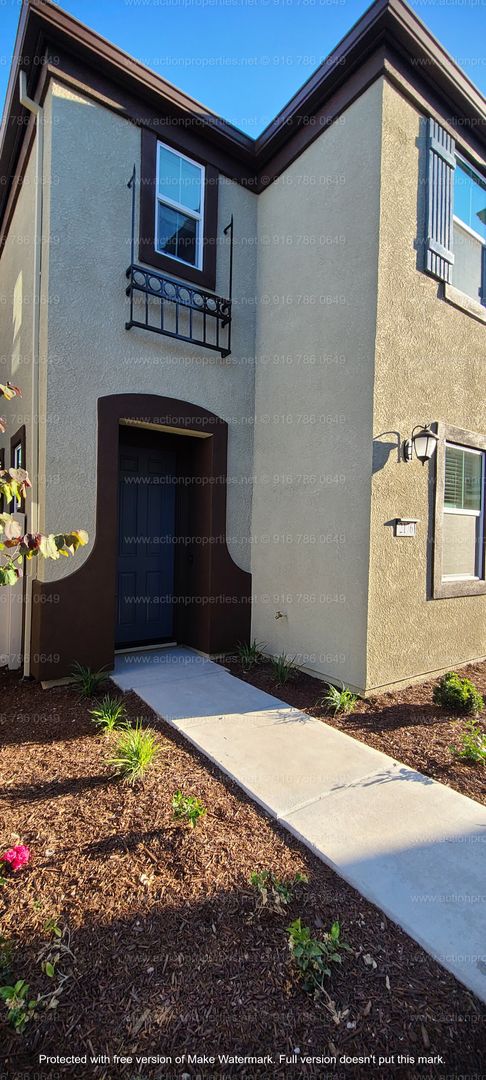 Solar - Belle Maison @ Campus Oaks -2031sqft 3 Bed + Den, 2.5 Bath! Walking Distance to Nugget Market & More!