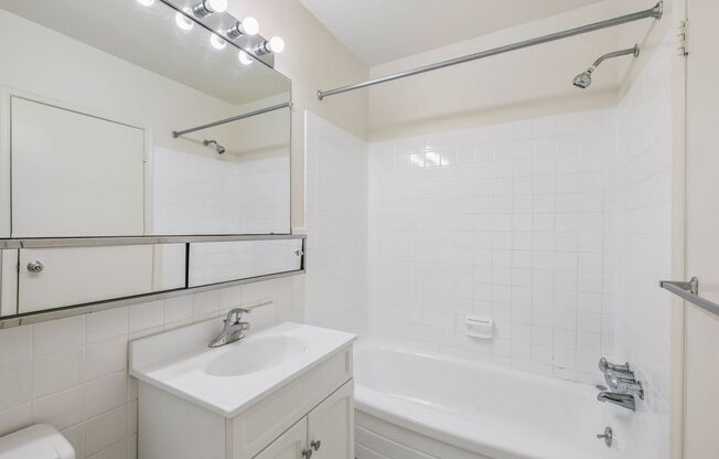 2 beds, 2 baths, 906 sqft, $2,015, Unit 212