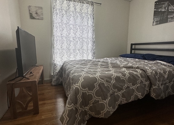 2 beds, 1 bath, $2,500, Unit 2