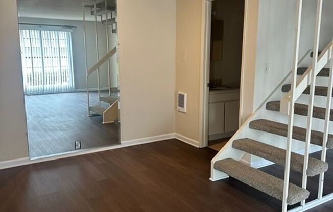 EASTER WAY - LOCATED NEAR UCSD IN UTC!  MOVE-IN SPECIAL!  FLEXIBLE LEASE TERMS!